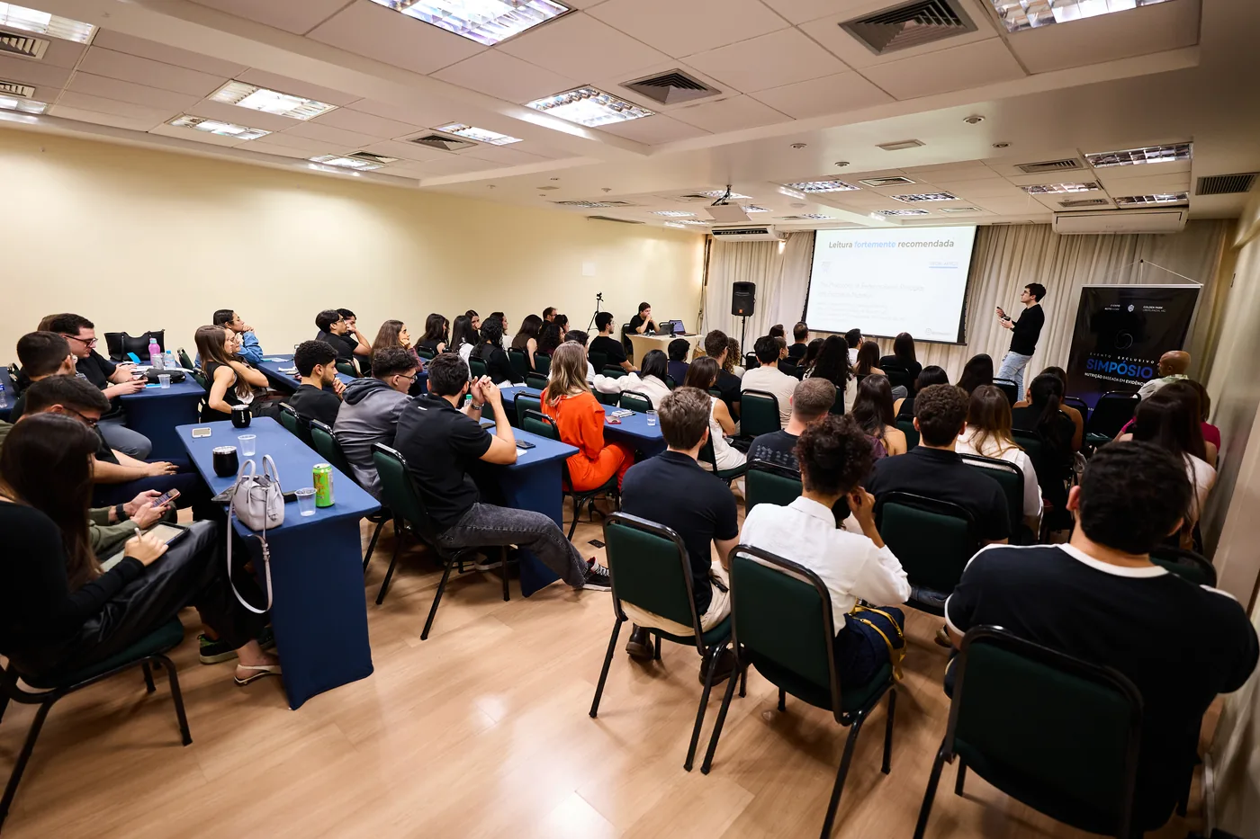 Recorte de como foi a palestra de Igor Eckert no Simpósio de Nutrição Baseada em Evidências, 2026